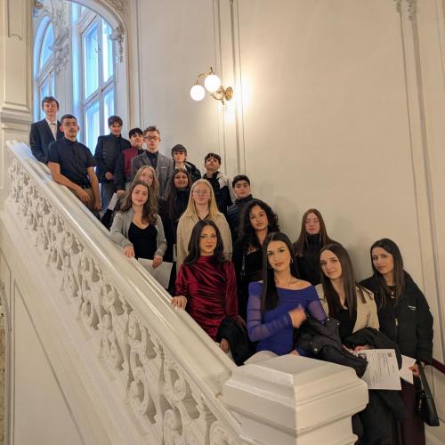 Klassenfoto am Stiegenaufgang im Ronacher.