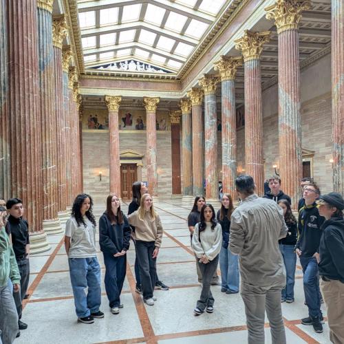 Schüler:innen im Parlament, im Saal der Säulen.