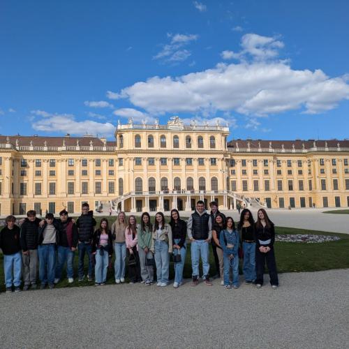 Klassenfoto vor dem Schloss Schönbrunn.