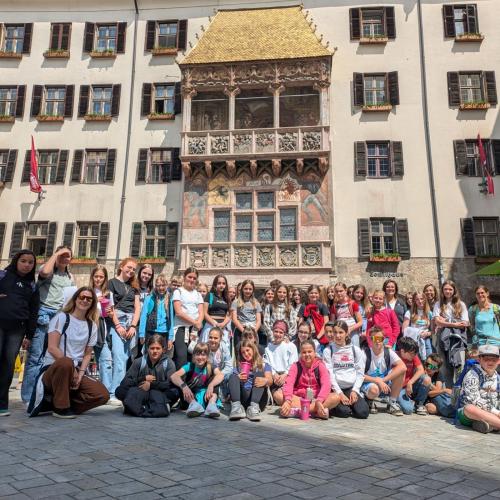 Gruppenfoto in der Altstadt. Im Hintergrund das Goldene Dachl