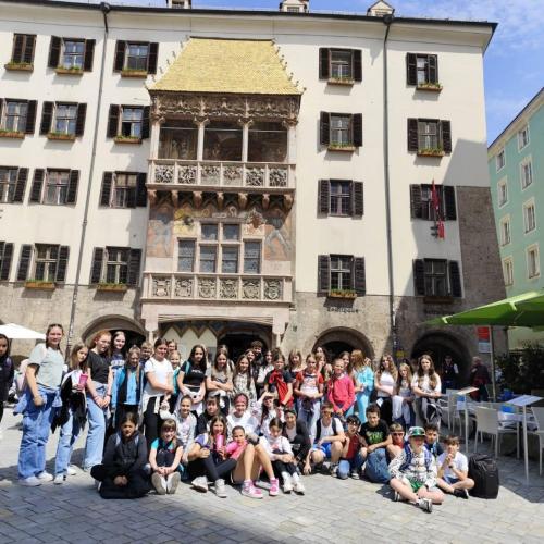 Gruppenfoto in der Altstadt. Im Hintergrund das Goldene Dachl
