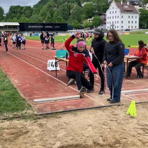 Schülerin beim Weitsprung