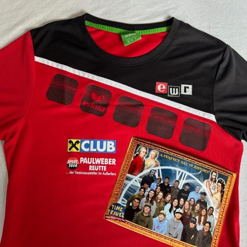 Gedrucktes Foto vom Time Travel liegt auf dem MSK Sport T-Shirt.