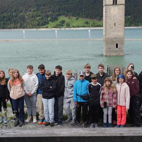 Klassenfoto 2c Kirche im See Reschenpass.