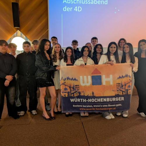 Schüler:innen der 4D mit dem Banner von Würth Hochenburger.