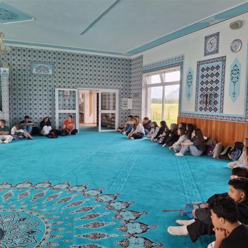 Schülerinnen sitzen im Kreis in der Moschee.