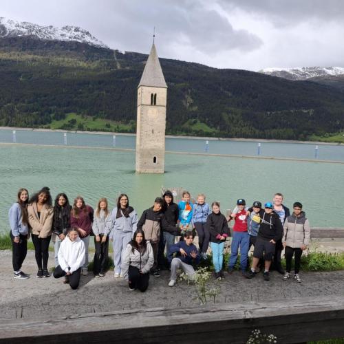 Klassenfoto am Reschenpass vor der Kirche im See.