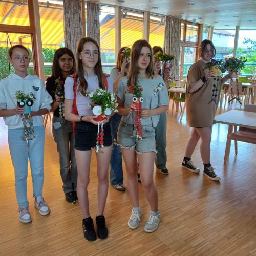 Abschluss Kreativ - Übergabe Blumengeschenke