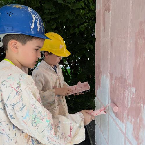 Schüler:innen malen.