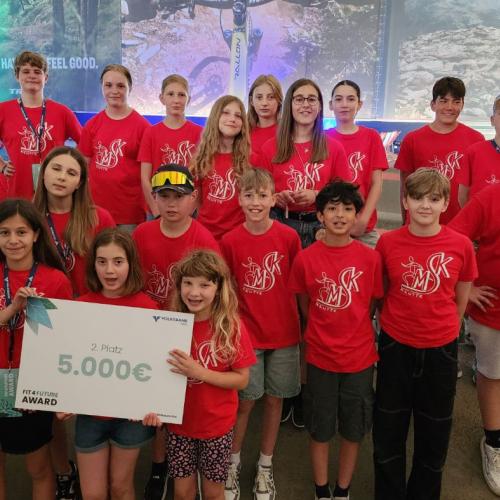 Gruppenfoto mit dem Preisgeld von 5000€.