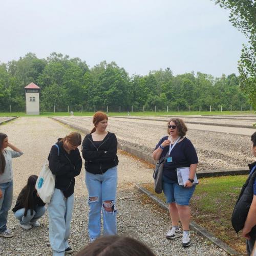 Schülerinnen hören der Lehrerin zu.