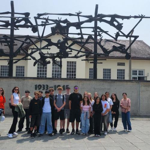 Klassenfoto vor dem Denkmal