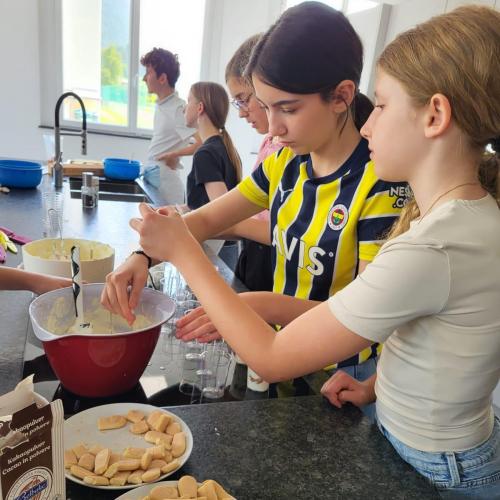 Schülerinnen bereiten ein Tirmisu vor.