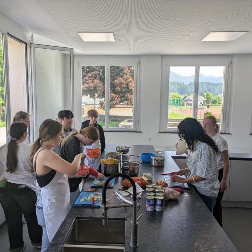 Schüler:innen bereiten Spaghetto al pomodoro vor.