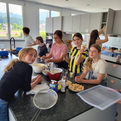 Schülerinnen bereiten Tiramisu und Bruschetta vor.