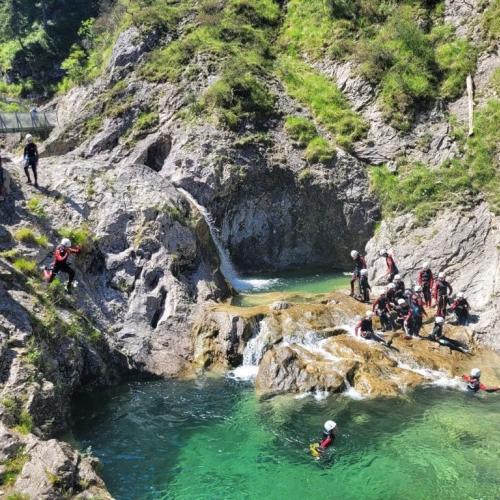 SchülerInnen beim Canyoning.