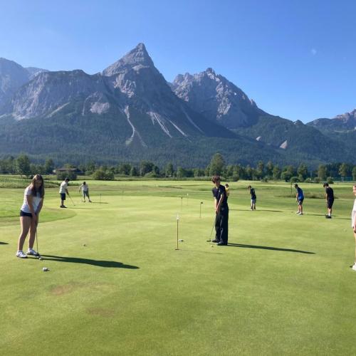 SchülerInnen der 3c beim Golfen.