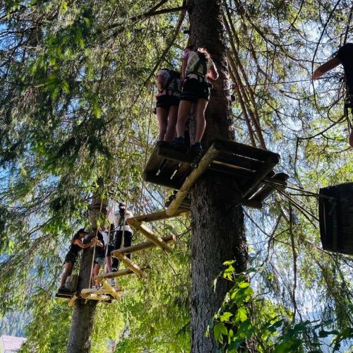 SchülerInnen im Klettergarten.
