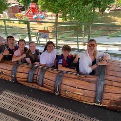 Schülerinnen in der Wildwasserbahn im Skyline Park