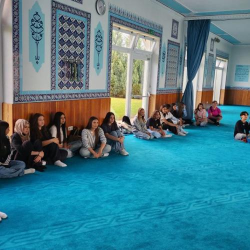 Schülerinnen sitzen in der Moschee.