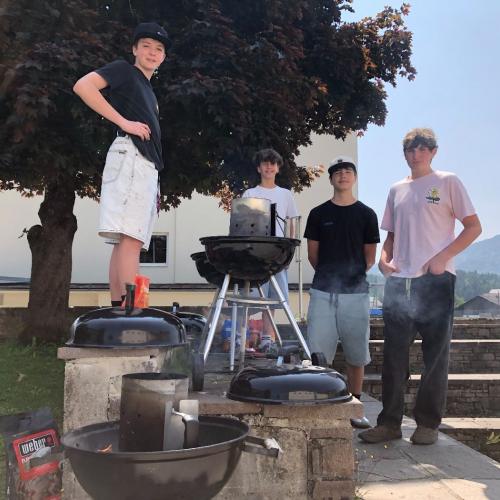 4 Schüler stehen hinter den Grills.