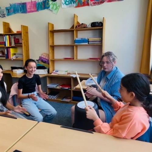 Schüler:innen beim Musizieren.