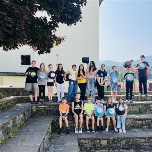 Gruppenfoto der Musikern mit ihren selbstgebauten Instrumenten aus Eimern.