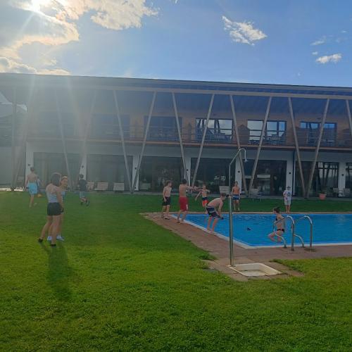 Freizeitspaß beim Schwimmbecken von der Unterkunft.