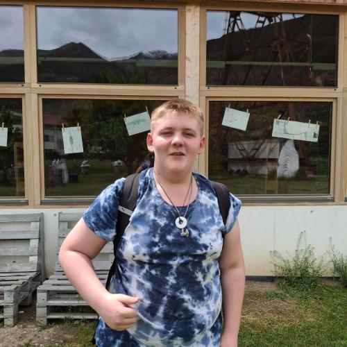 Ein fröhlicher Schüler im Museum Laser Marmor.