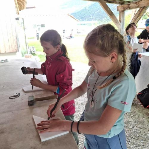 Schülerinne bearbeiten eine kleine Marmorplatte.