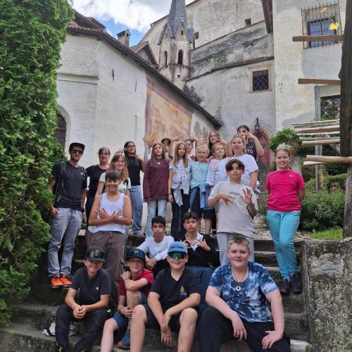 Besuch einer Burg in Südtirol. Klassenfoto am Stiegenaufgang.