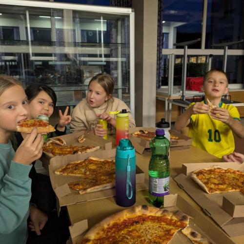 SchülerInnen beim Pizzaessen