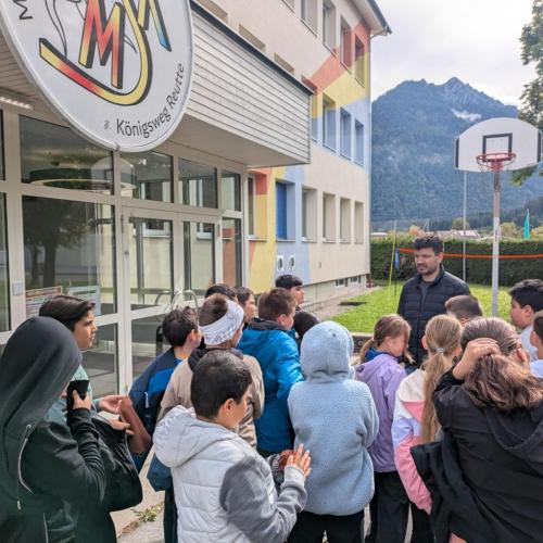 Lehrer verabschiedet sich von der Klasse nach den Kennenlerntagen.
