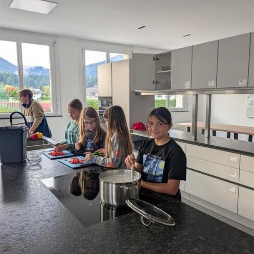 Schüler:innen bereiten das Frühstück vor.