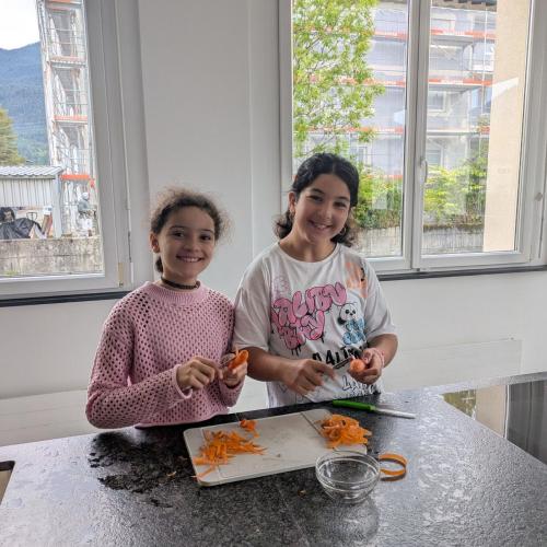 Schüler:innen bereiten das Frühstück vor.