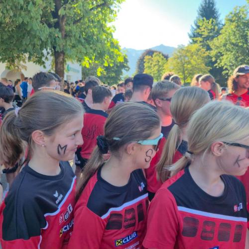 Foto der SchülerInnen der MSK in ihren Rot schwarzen Trikots.