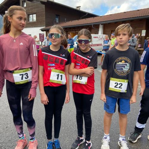 Gruppenfoto Schüler:innen mit ihren Startnummern.