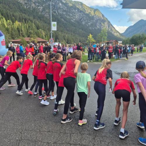 Schüler:innen in Startposition kurz vorm Beginn des Laufs.