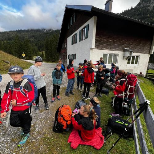 Schüler:innen beziehen die Füssener Hütte