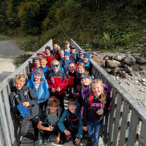 Gruppenfoto auf einer Brücke