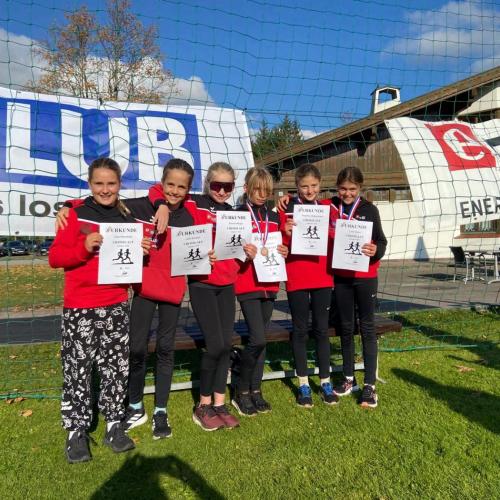 Schüler:innen beim Crosslauf