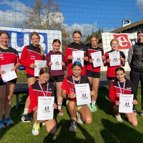 Schüler:innen beim Crosslauf