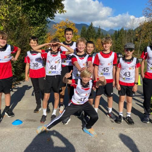 Schüler:innen beim Crosslauf