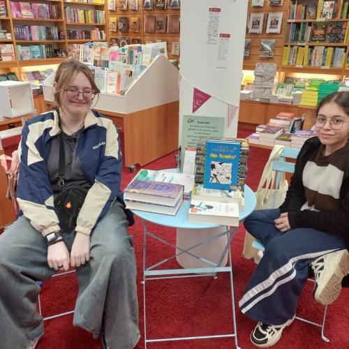 Schülerinnen beim Praktikum im Tyrolia.