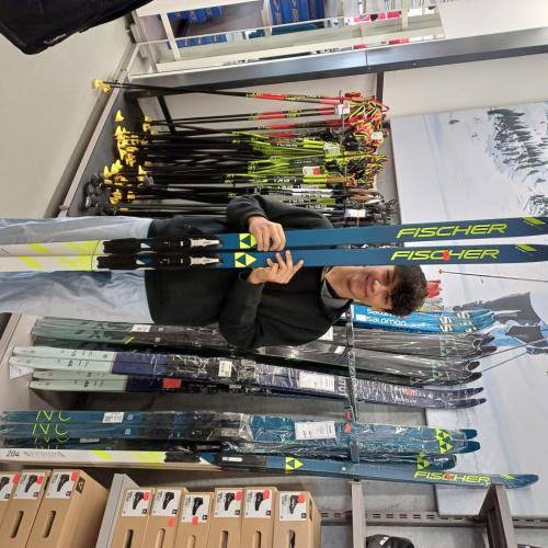 Schüler mit Schi in der Hand im Hervis.