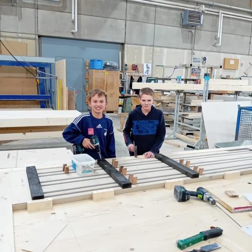 Schüler beim Schnuppern im Holzbau Saurer.