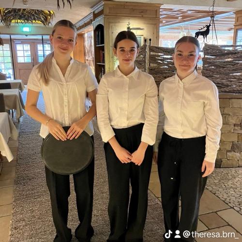 Schülerinnen im Hotel Engl.