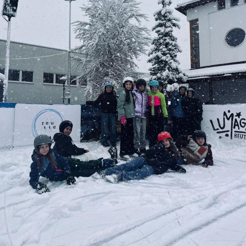 Schülerinnen der 2. Klasse beim Eislaufen