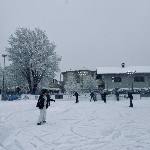 Schülerinnen der 2. Klasse beim Eislaufen