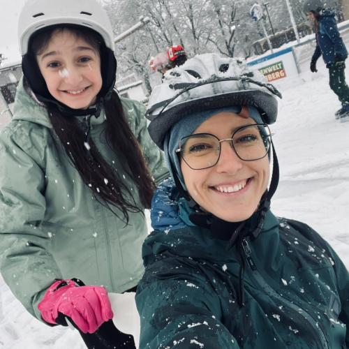 Schülerinnen der 2. Klasse beim Eislaufen